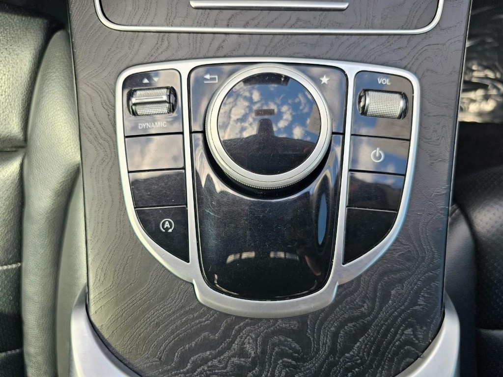 Mercedes-Benz C-Class Vehicle Full-screen Gallery Image 31