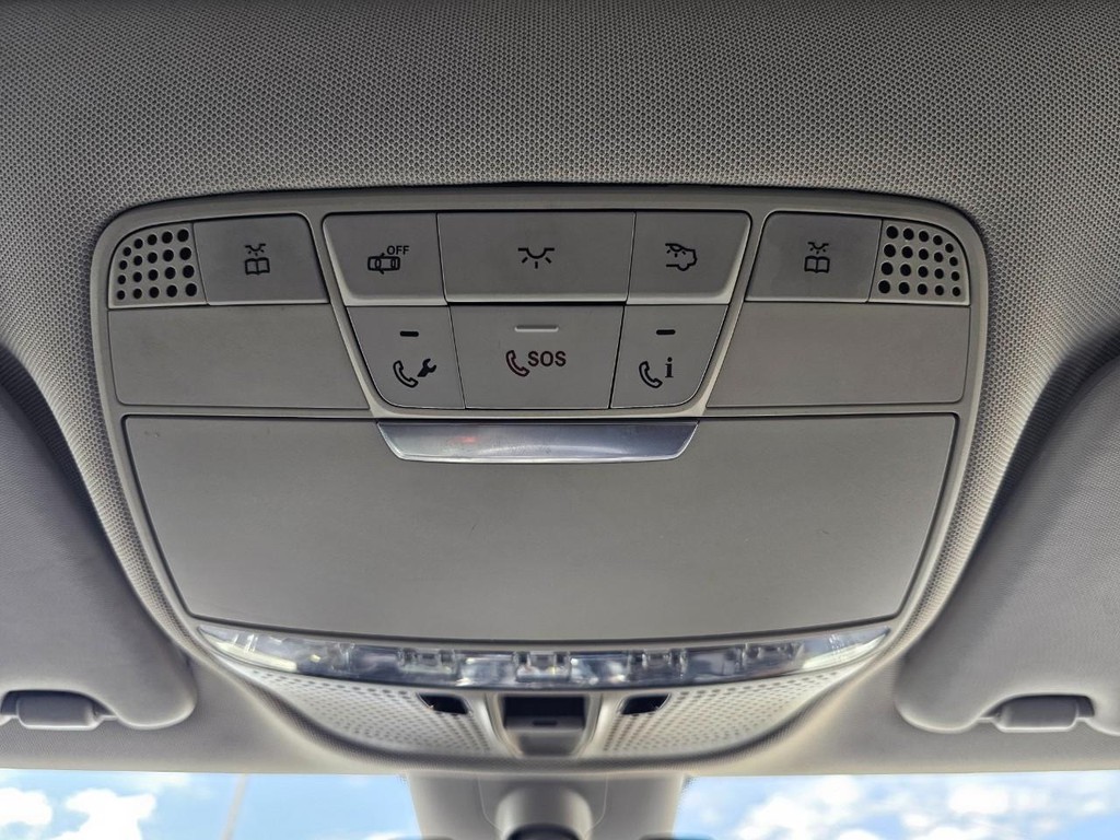 Mercedes-Benz C-Class Vehicle Full-screen Gallery Image 32