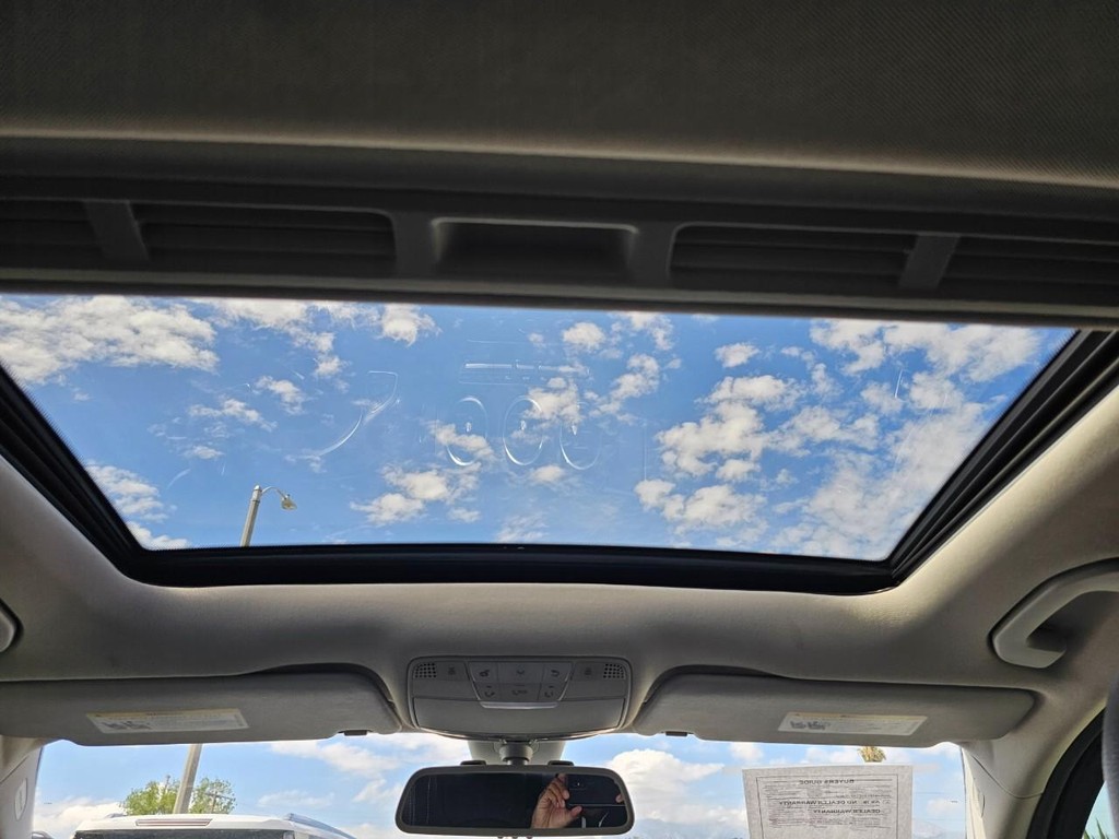 Mercedes-Benz C-Class Vehicle Full-screen Gallery Image 33