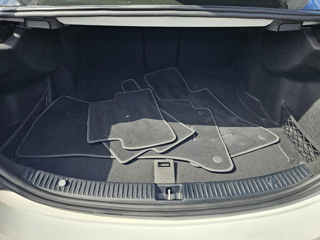 Mercedes-Benz C-Class Vehicle Full-screen Gallery Image 34