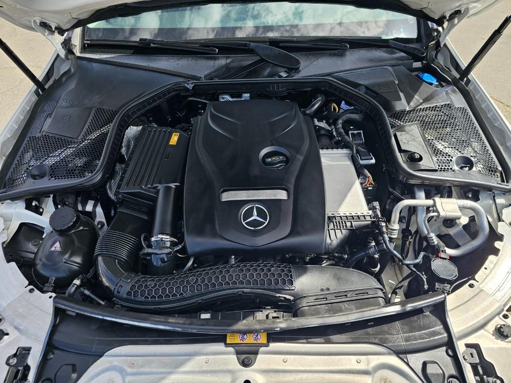 Mercedes-Benz C-Class Vehicle Full-screen Gallery Image 35