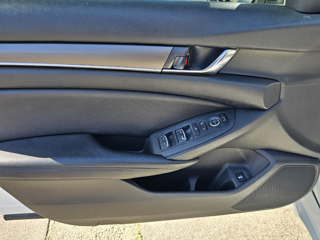 Honda Accord Sedan Vehicle Full-screen Gallery Image 14