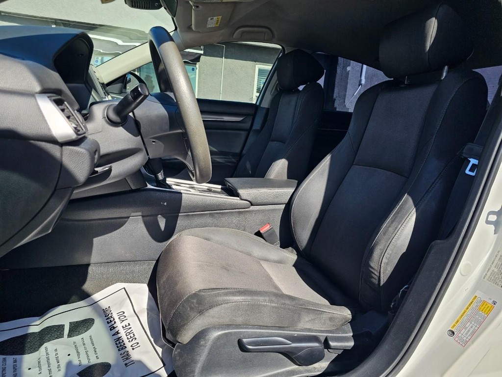 Honda Accord Sedan Vehicle Full-screen Gallery Image 15