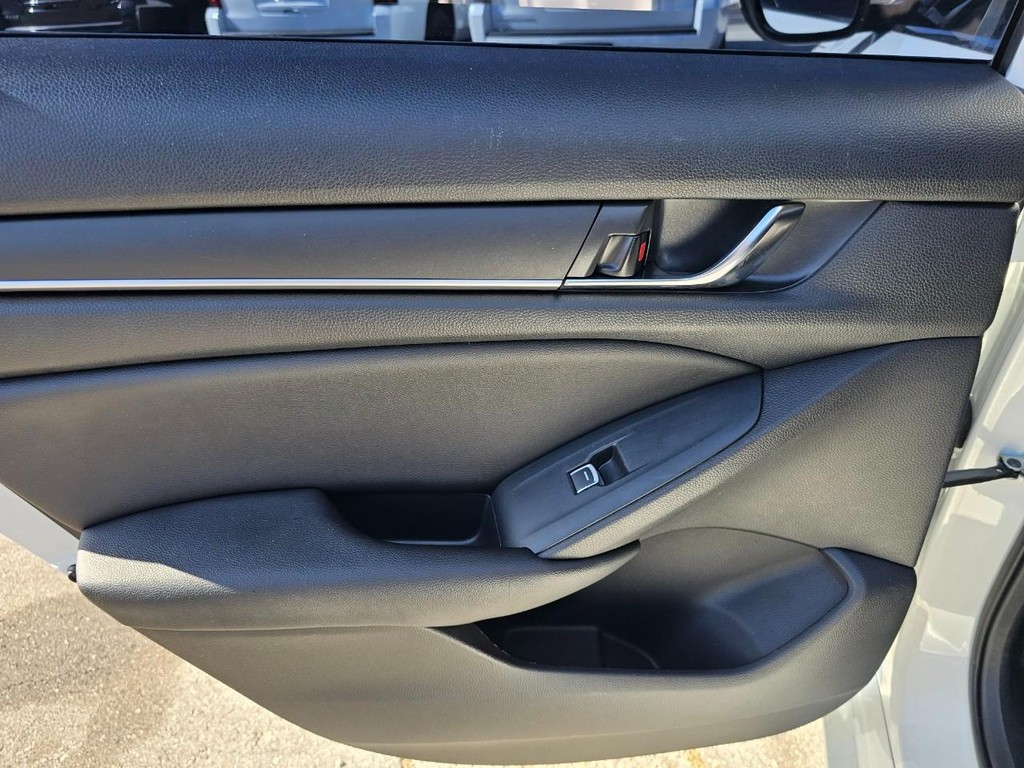 Honda Accord Sedan Vehicle Full-screen Gallery Image 20