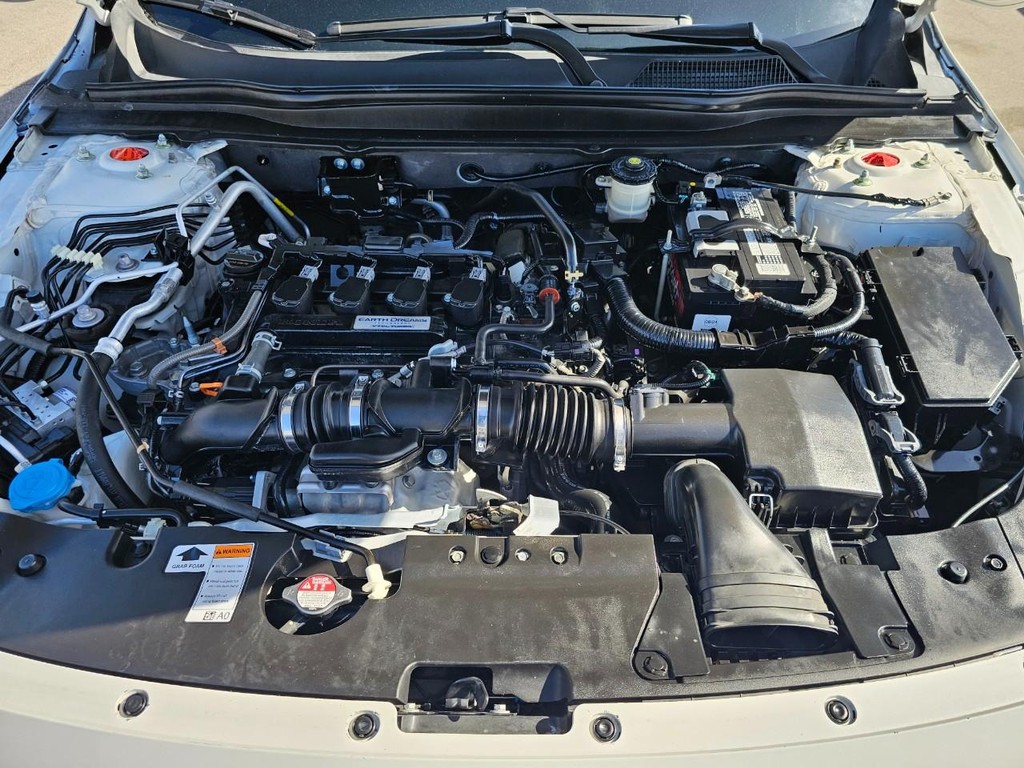 Honda Accord Sedan Vehicle Full-screen Gallery Image 32