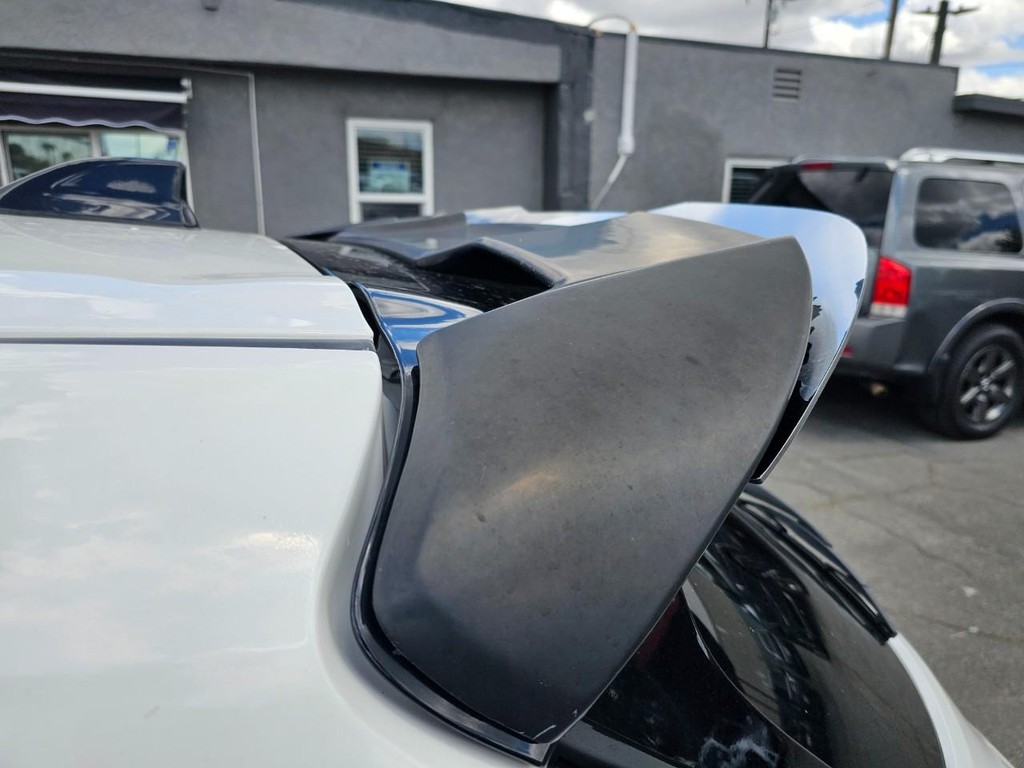 Toyota Corolla Hatchback Vehicle Full-screen Gallery Image 16