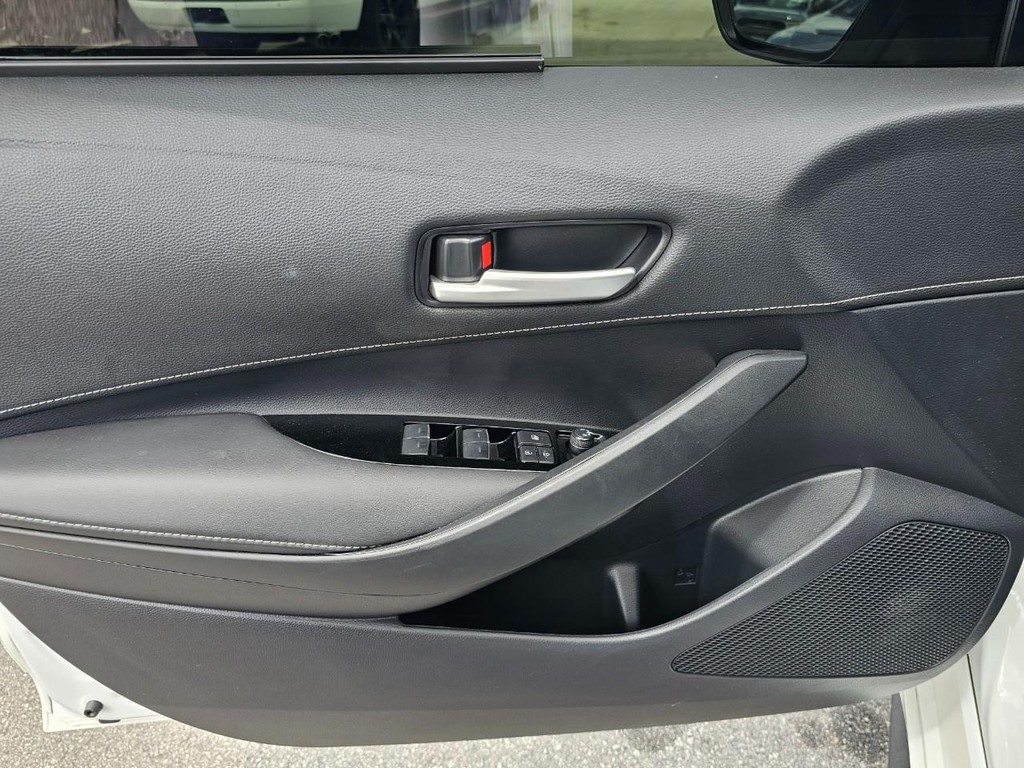 Toyota Corolla Hatchback Vehicle Full-screen Gallery Image 17