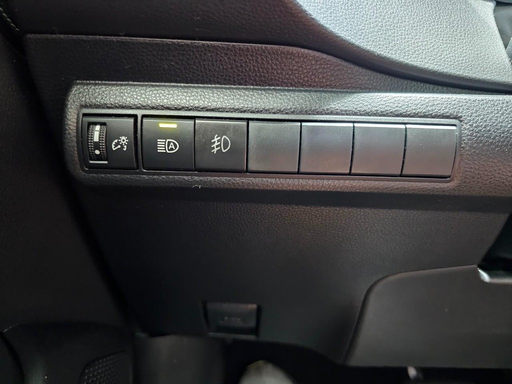 Toyota Corolla Hatchback Vehicle Full-screen Gallery Image 19