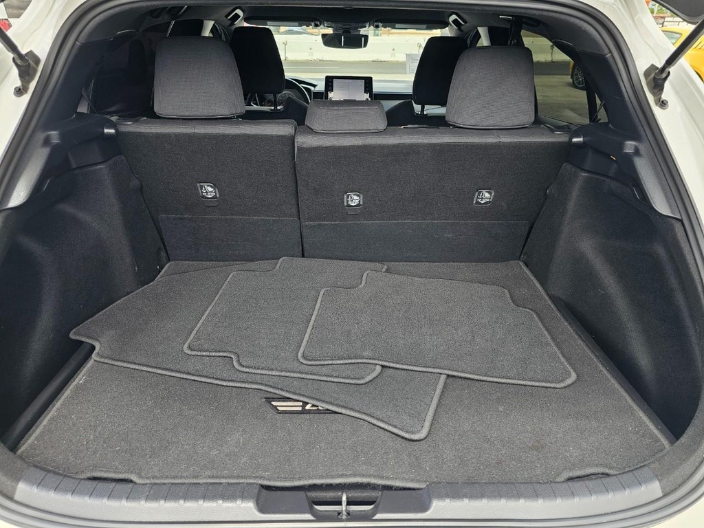 Toyota Corolla Hatchback Vehicle Full-screen Gallery Image 31