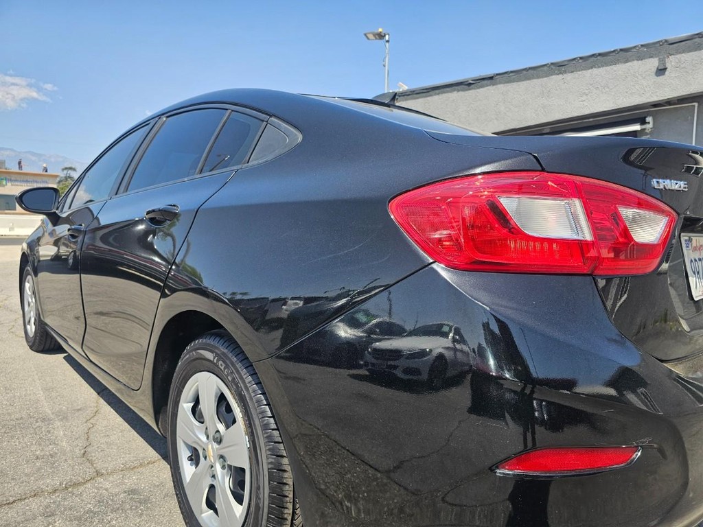 Chevrolet Cruze Vehicle Full-screen Gallery Image 12