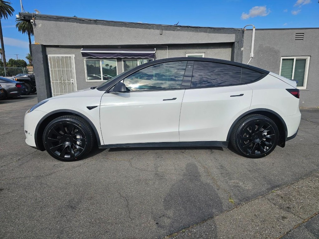 Tesla Model Y Vehicle Full-screen Gallery Image 3