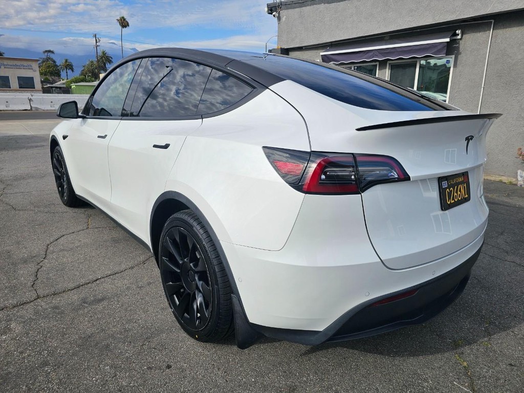 Tesla Model Y Vehicle Full-screen Gallery Image 4
