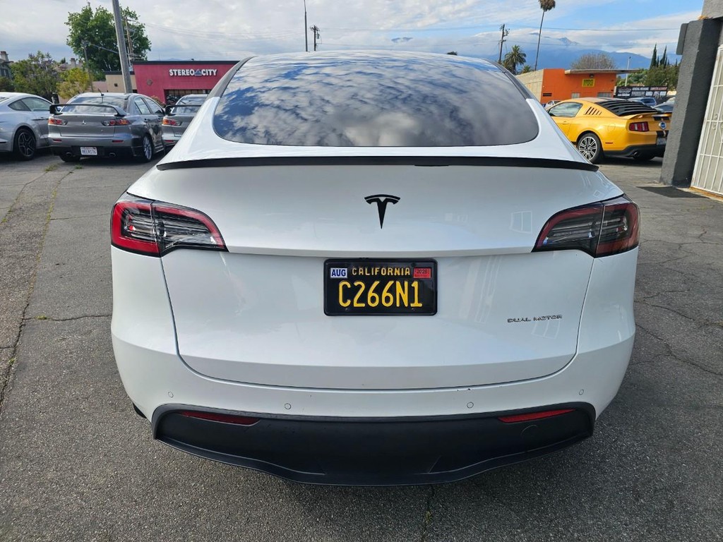 Tesla Model Y Vehicle Full-screen Gallery Image 5