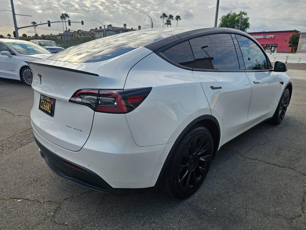 Tesla Model Y Vehicle Full-screen Gallery Image 6