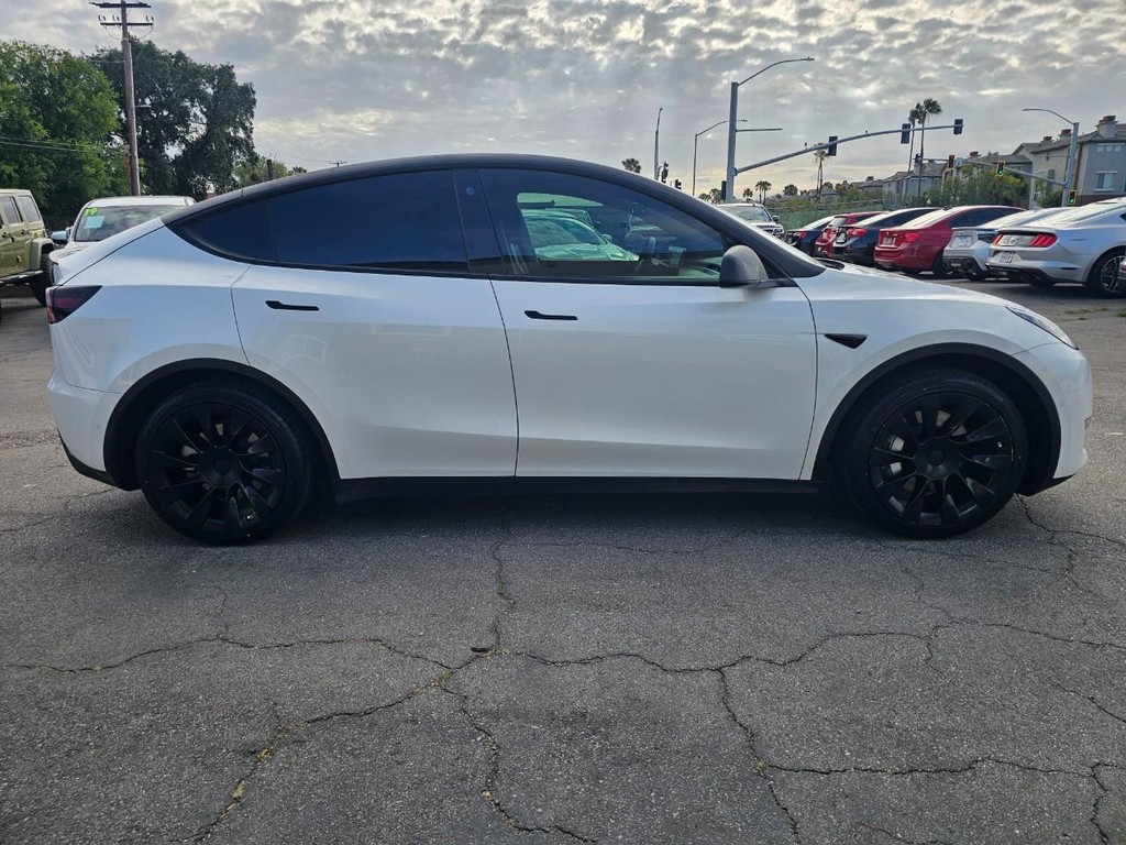 Tesla Model Y Vehicle Full-screen Gallery Image 7