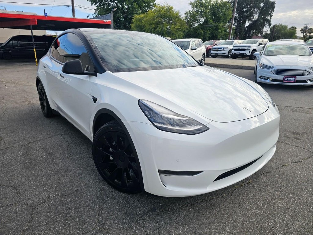 Tesla Model Y Vehicle Full-screen Gallery Image 8