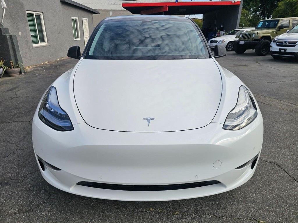 Tesla Model Y Vehicle Full-screen Gallery Image 9