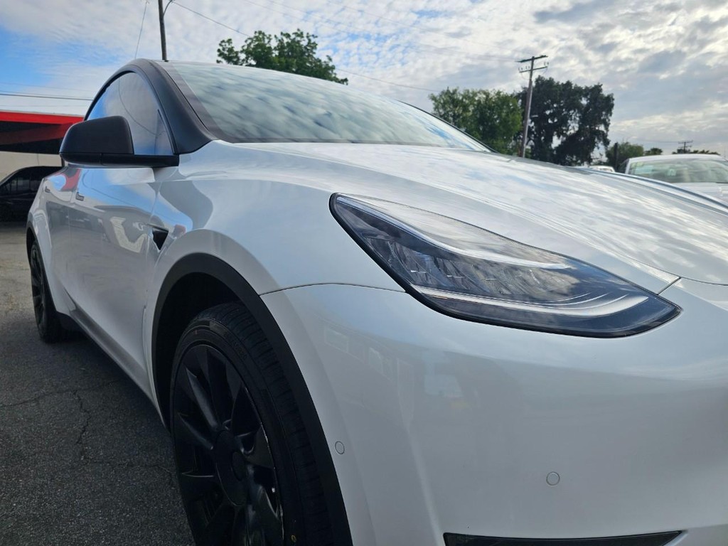 Tesla Model Y Vehicle Full-screen Gallery Image 10