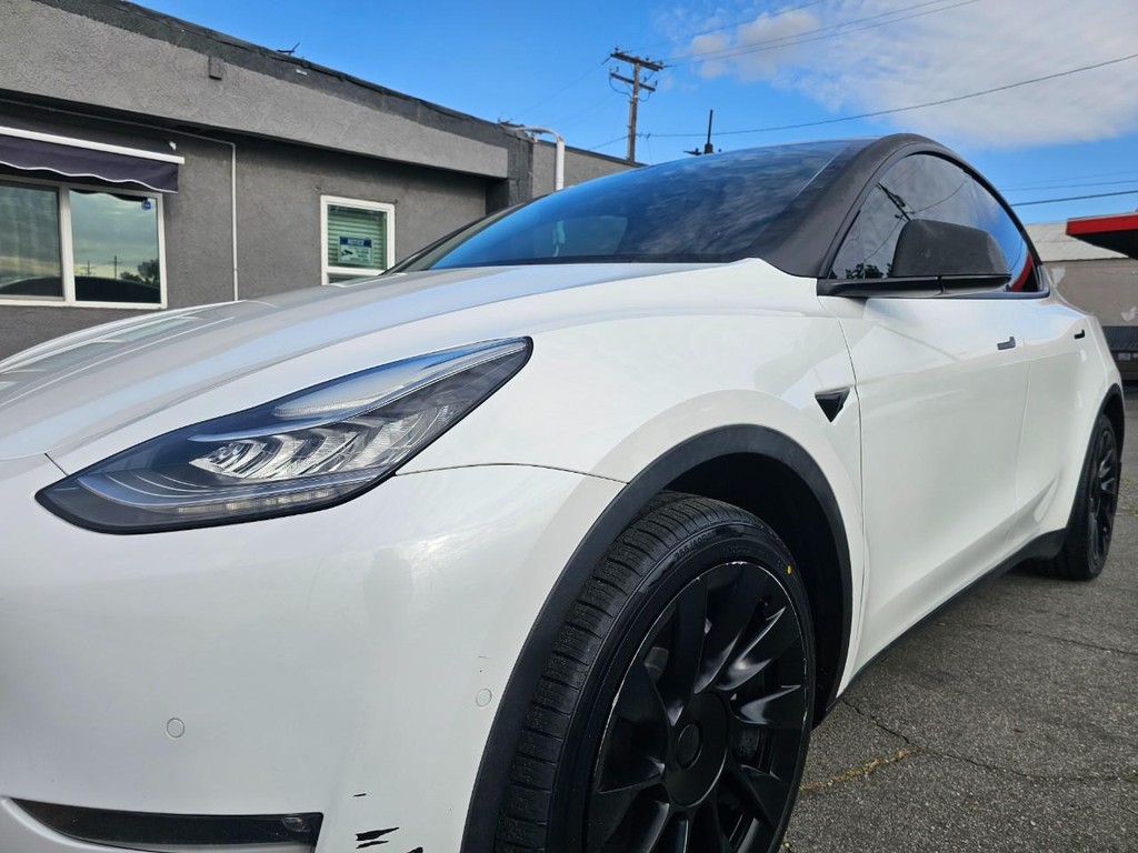Tesla Model Y Vehicle Full-screen Gallery Image 11