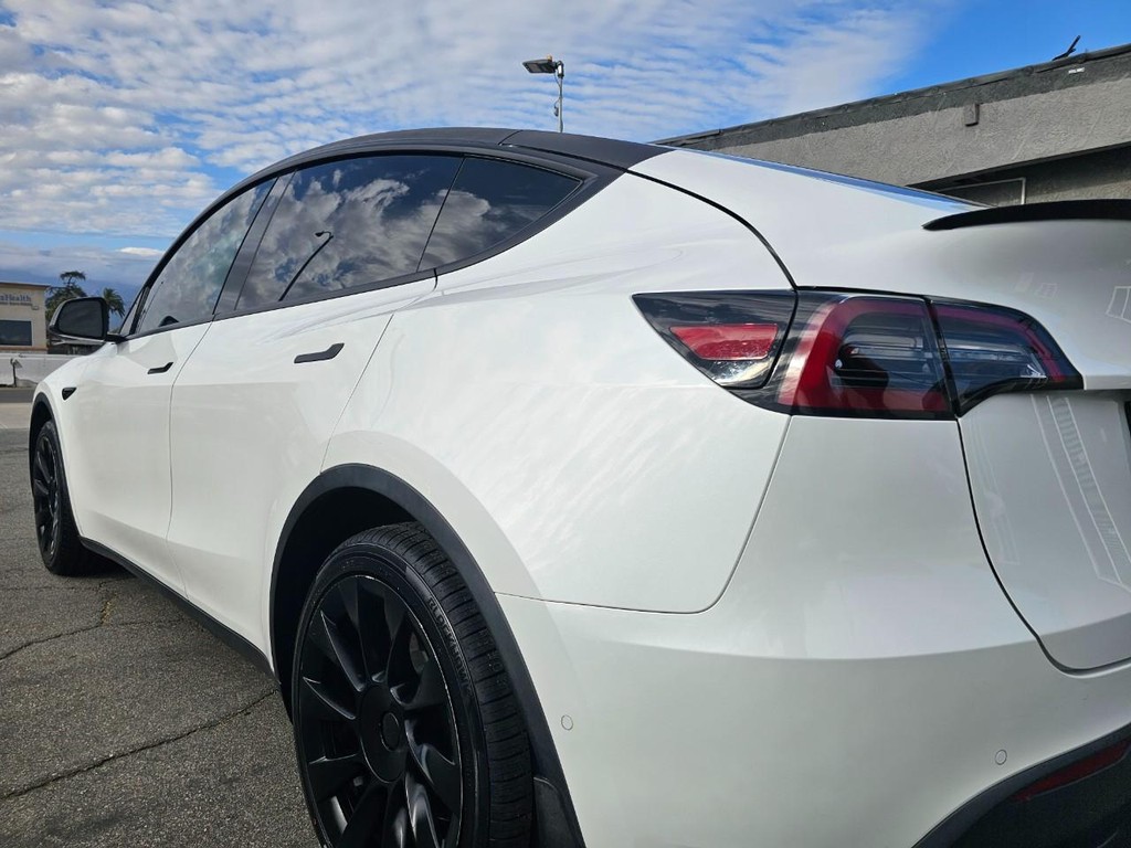 Tesla Model Y Vehicle Full-screen Gallery Image 12
