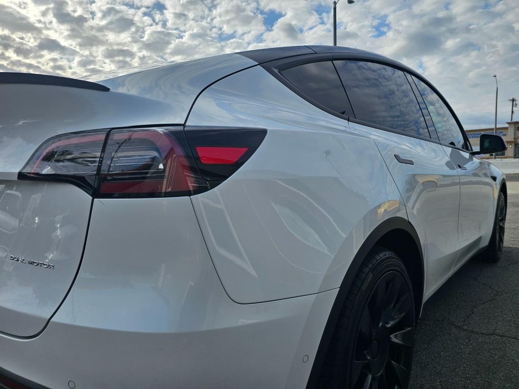 Tesla Model Y Vehicle Full-screen Gallery Image 13