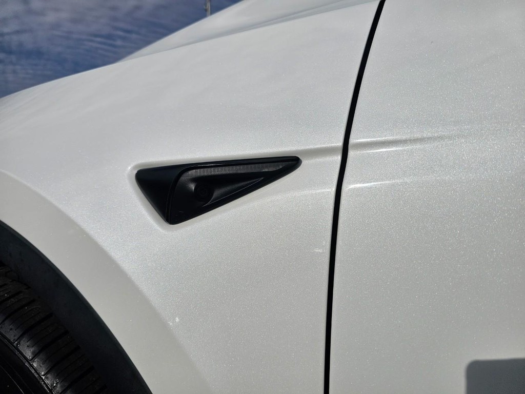 Tesla Model Y Vehicle Full-screen Gallery Image 15