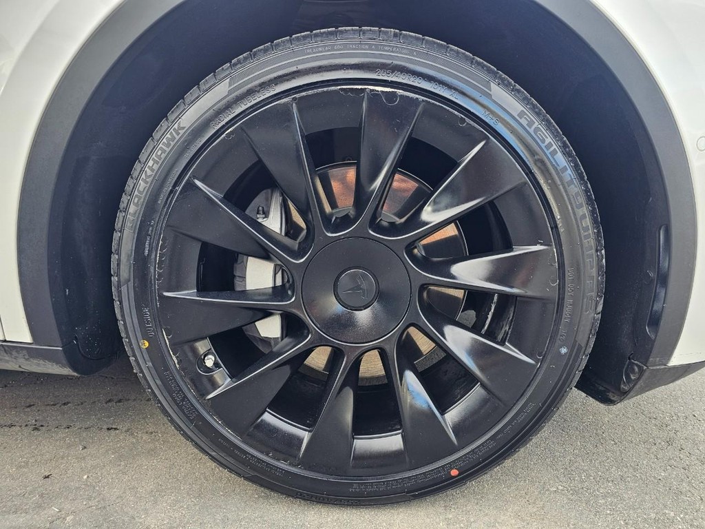 Tesla Model Y Vehicle Full-screen Gallery Image 17