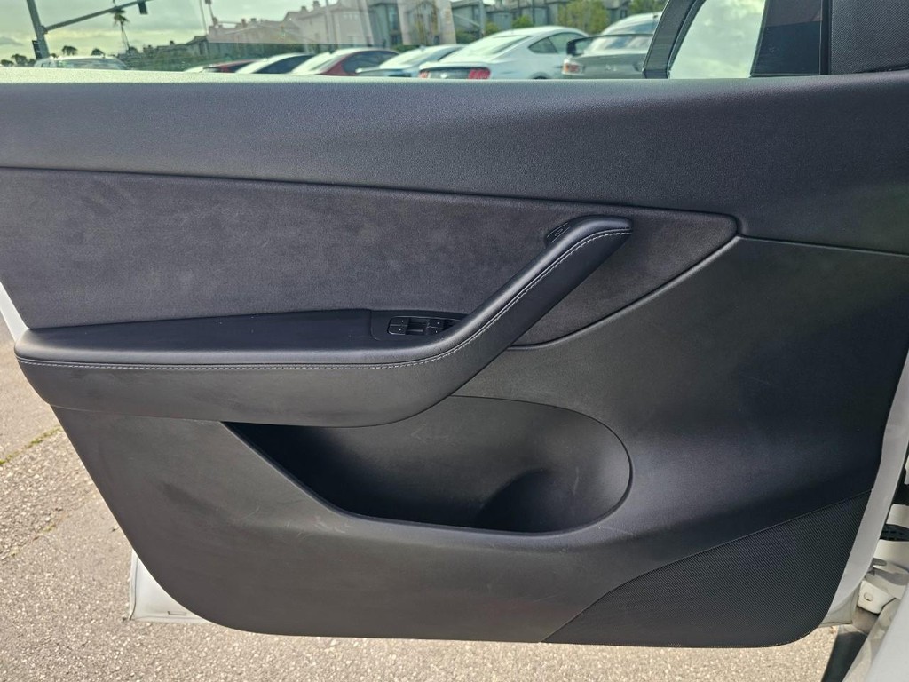 Tesla Model Y Vehicle Full-screen Gallery Image 18
