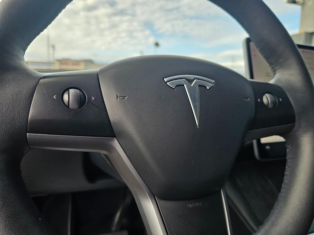 Tesla Model Y Vehicle Full-screen Gallery Image 19
