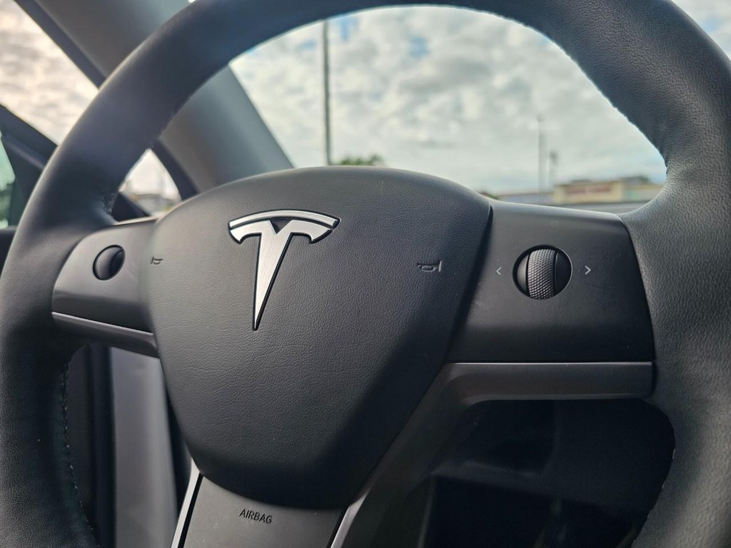 Tesla Model Y Vehicle Full-screen Gallery Image 20