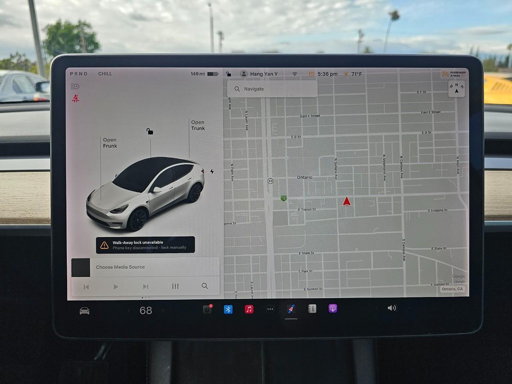 Tesla Model Y Vehicle Full-screen Gallery Image 21