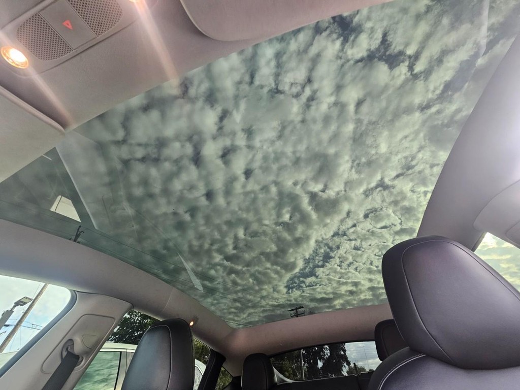 Tesla Model Y Vehicle Full-screen Gallery Image 23
