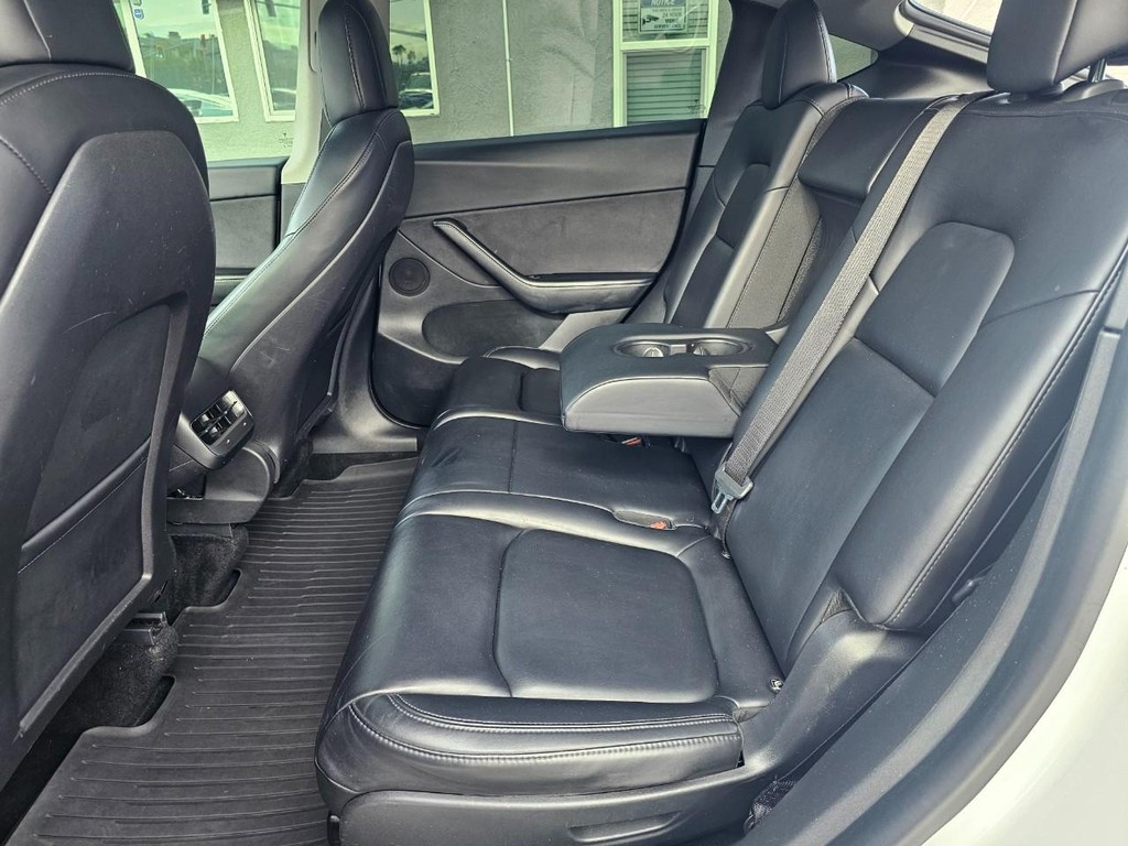 Tesla Model Y Vehicle Full-screen Gallery Image 24