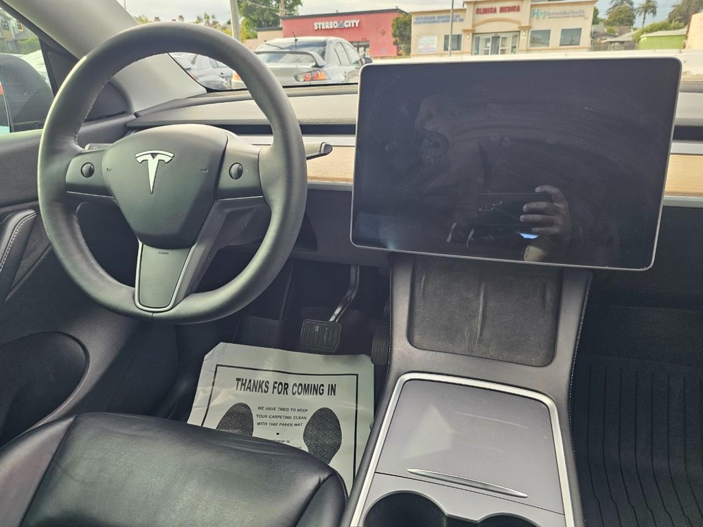 Tesla Model Y Vehicle Full-screen Gallery Image 26