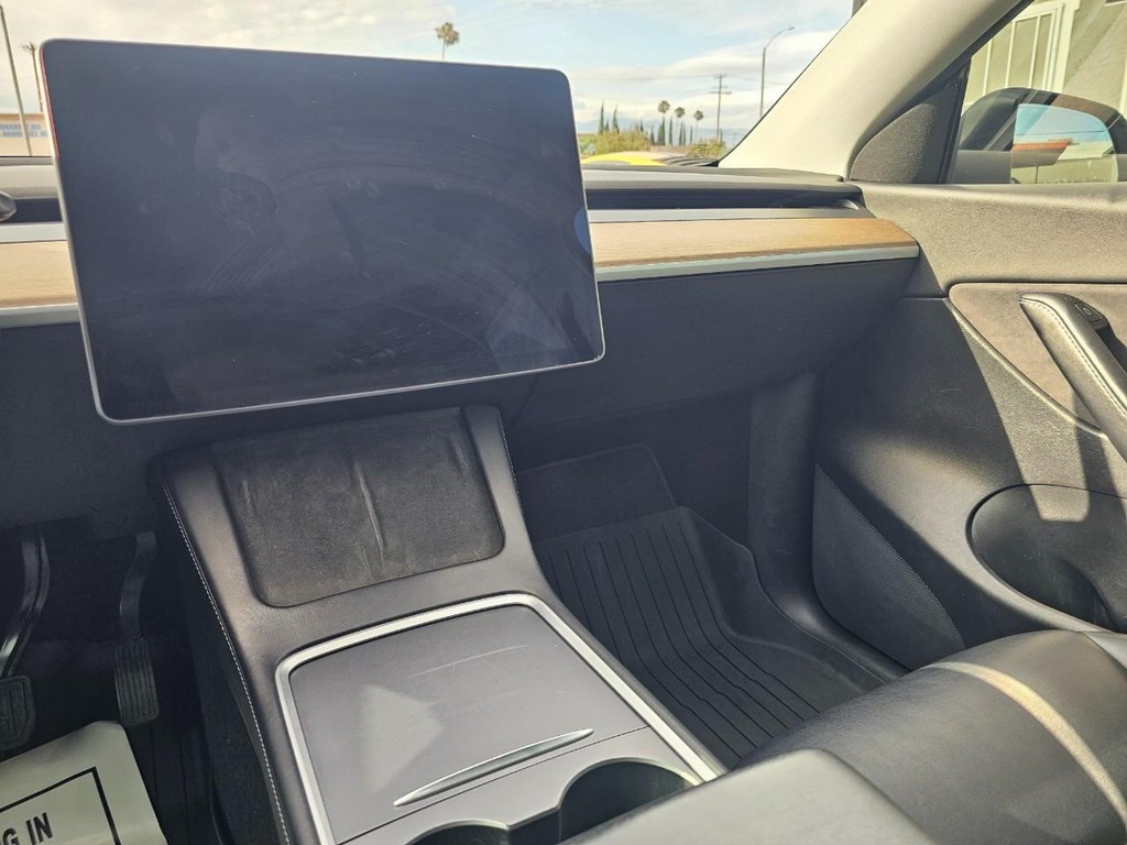 Tesla Model Y Vehicle Full-screen Gallery Image 27