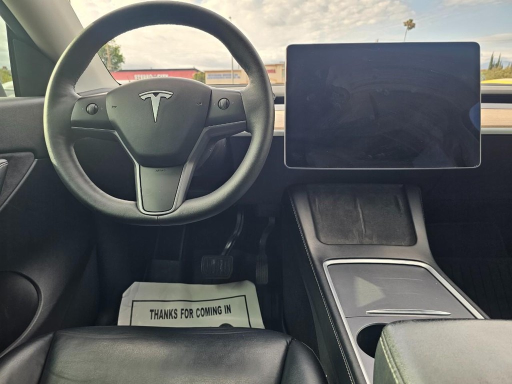 Tesla Model Y Vehicle Full-screen Gallery Image 28