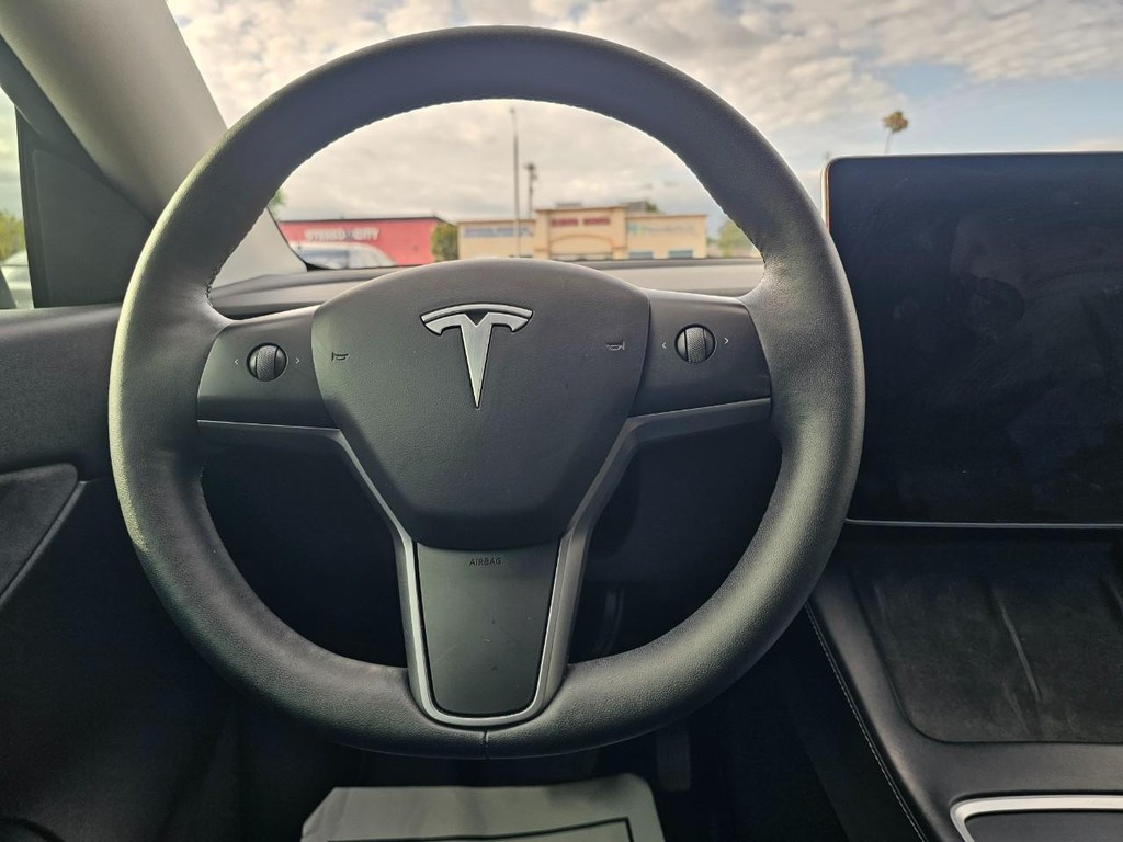 Tesla Model Y Vehicle Full-screen Gallery Image 29