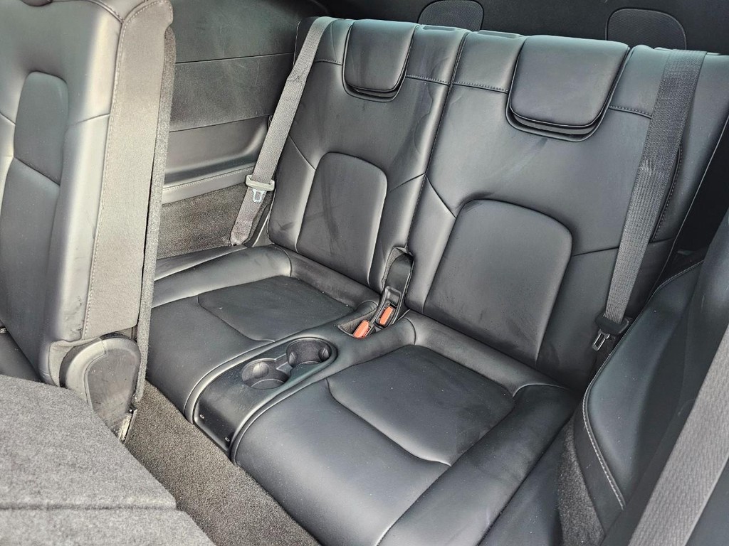 Tesla Model Y Vehicle Full-screen Gallery Image 31