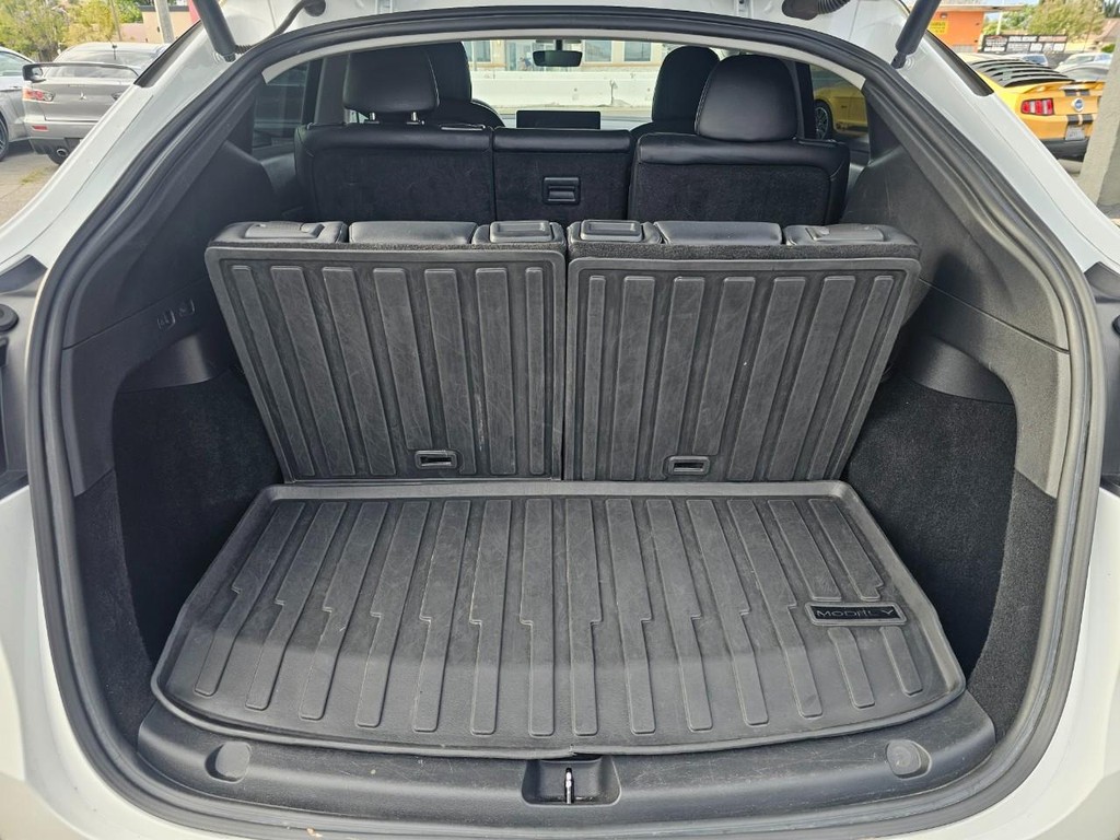 Tesla Model Y Vehicle Full-screen Gallery Image 32