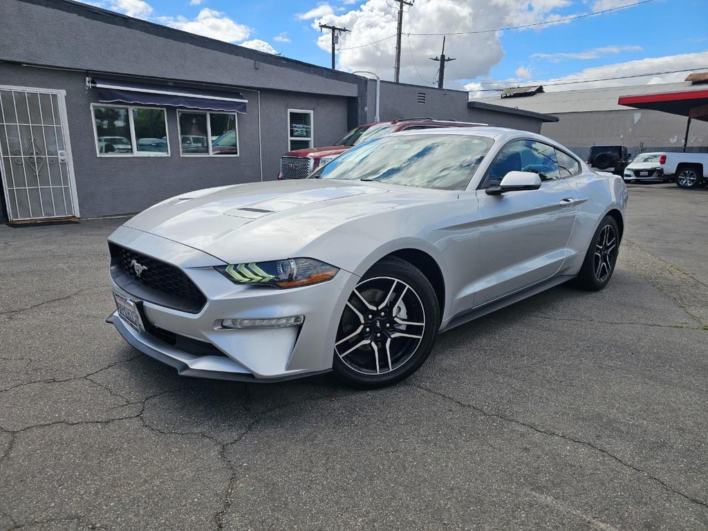 Ford Mustang Vehicle Full-screen Gallery Image 2