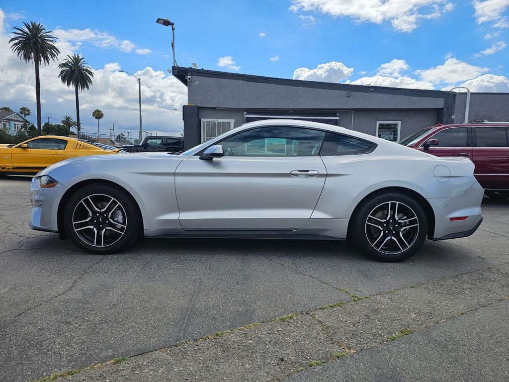 Ford Mustang Vehicle Full-screen Gallery Image 3