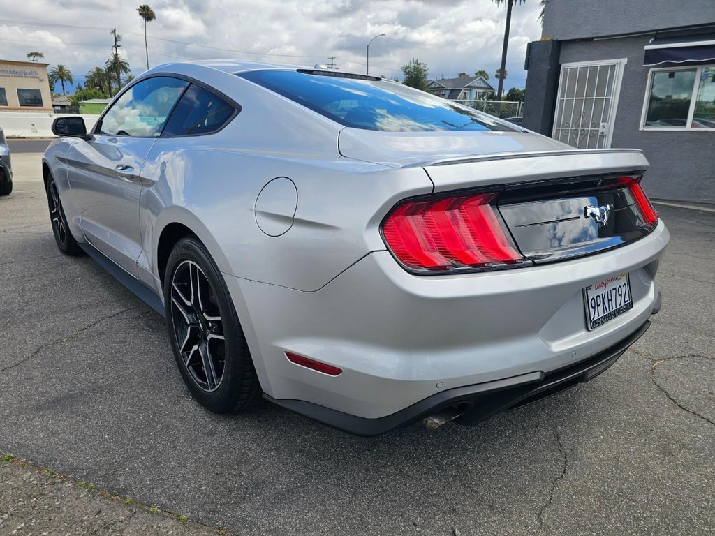 Ford Mustang Vehicle Full-screen Gallery Image 4