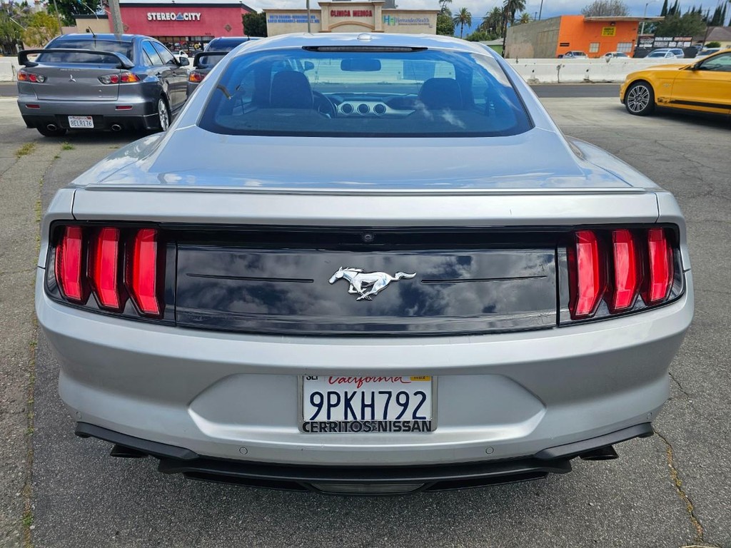 Ford Mustang Vehicle Full-screen Gallery Image 5