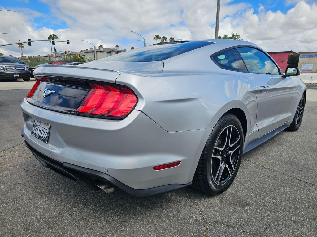 Ford Mustang Vehicle Full-screen Gallery Image 6