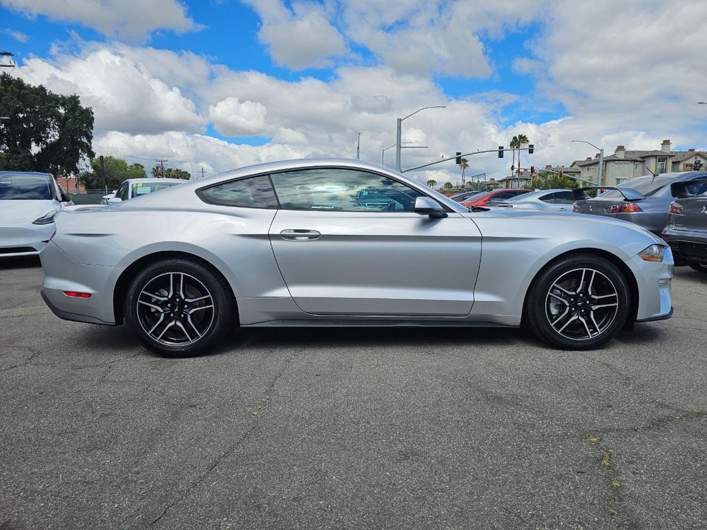 Ford Mustang Vehicle Full-screen Gallery Image 7