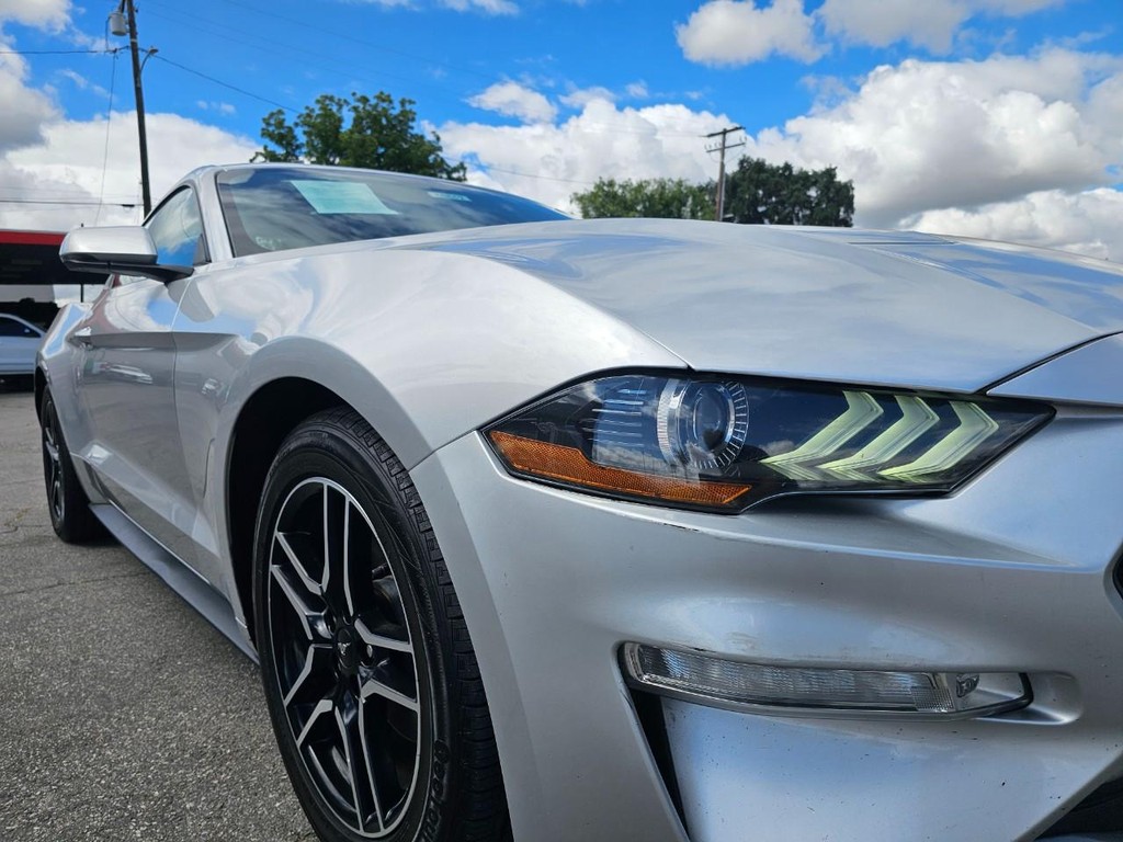 Ford Mustang Vehicle Full-screen Gallery Image 10