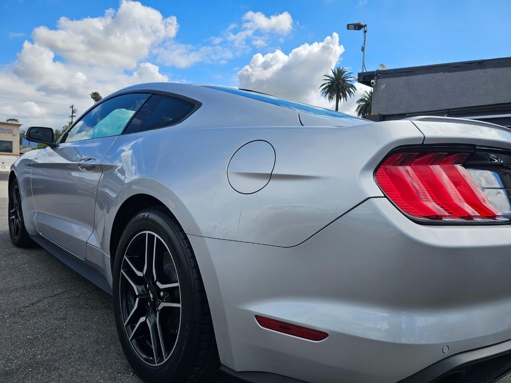 Ford Mustang Vehicle Full-screen Gallery Image 12
