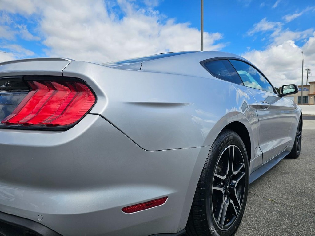 Ford Mustang Vehicle Full-screen Gallery Image 13