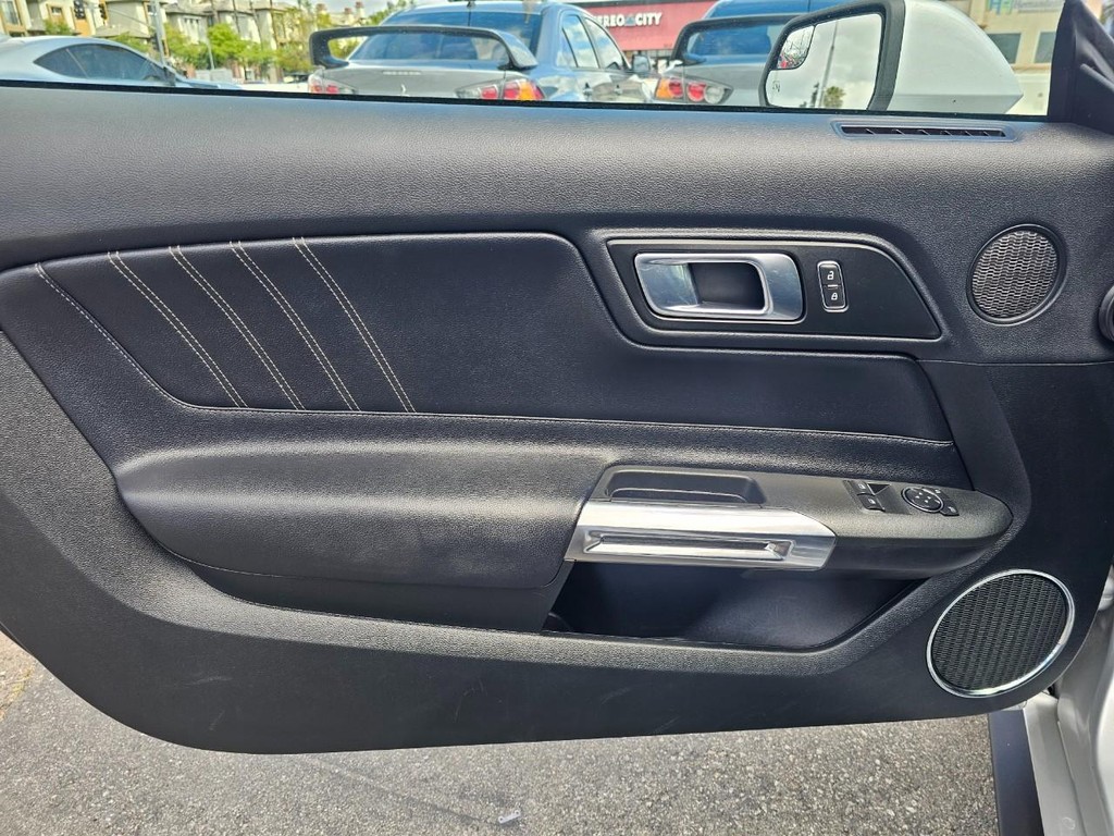 Ford Mustang Vehicle Full-screen Gallery Image 16