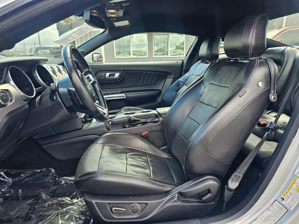 Ford Mustang Vehicle Full-screen Gallery Image 17